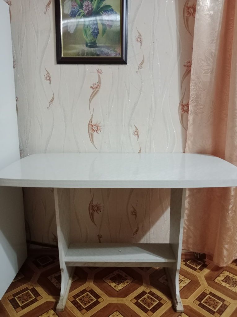 Стол кухонный .Срочно.