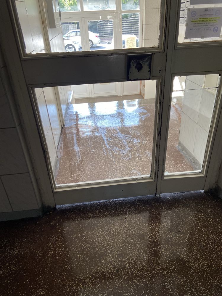 Servicii curățenie scări de bloc – materiale incluse