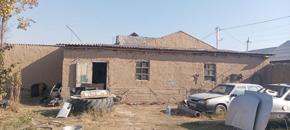 yer uchaska sotiladi ozmizni nomimzda maktab yaqin boqcha yaqin