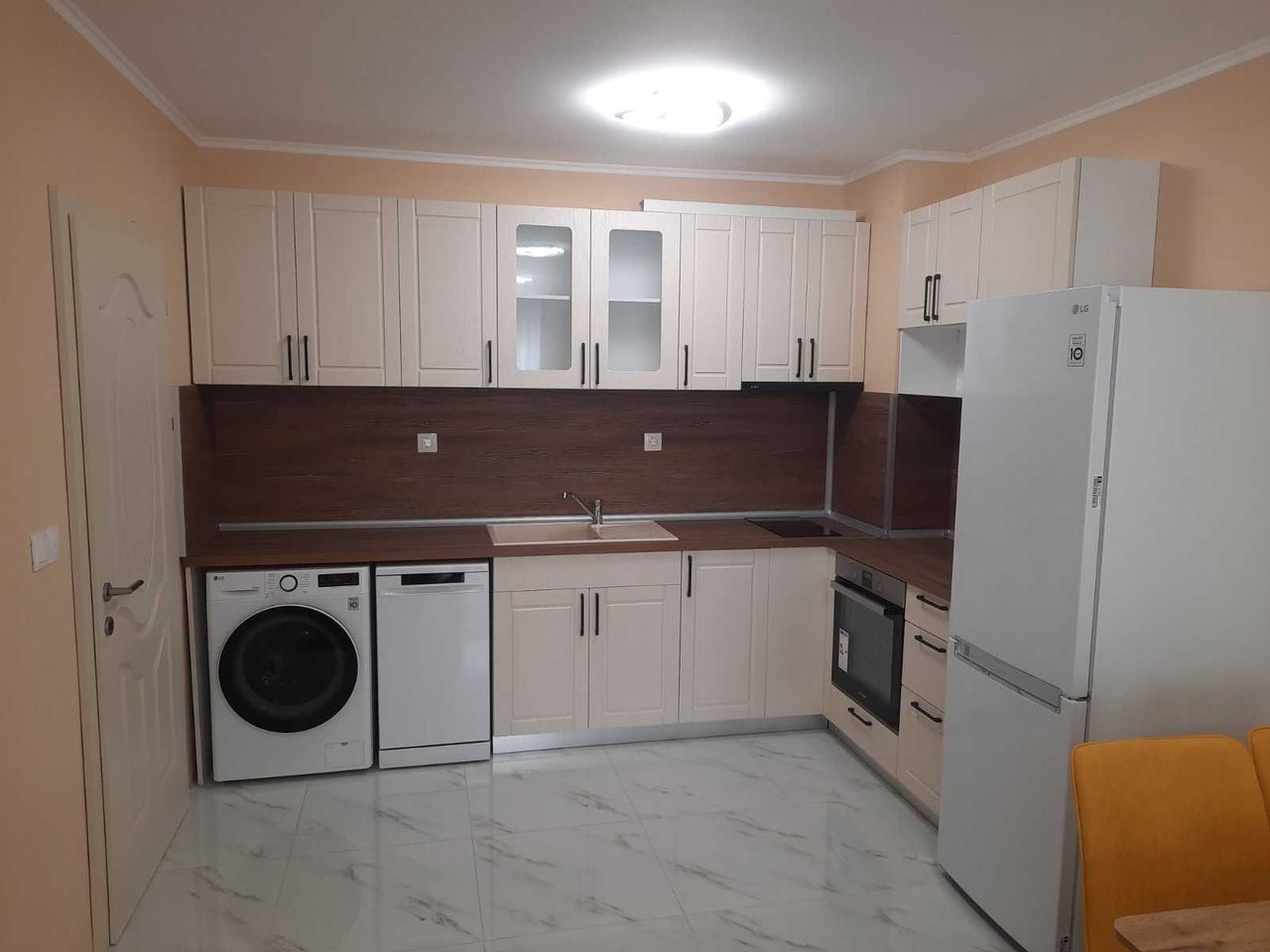 Дава се под наем Двустаен апартамент в Пловдив, Кършияка - 60 кв.м за 475 € - Снимка #3