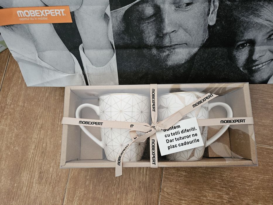 Ceas perete 40 cm 40 lei , 2 cani Mobexpert 30 lei, cana Monkey 15 lei