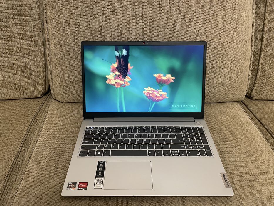 Laptop Lenovo cu procesor AMD Ryzen 5 7520u, budget, light gaming