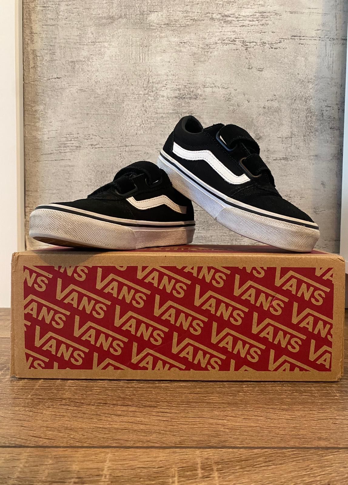 1 pereche Converse fete (măsura 33)   Ron,1 vans ( măsura 31)