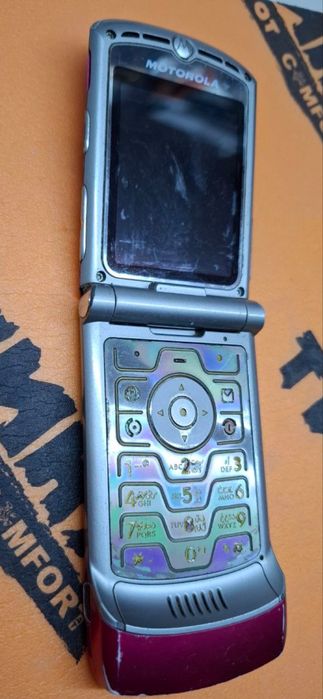 Продам motorola RAZR V3  на запчасти