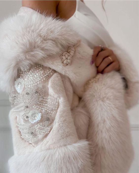 Палто от еко косъм , бяло с бродерия