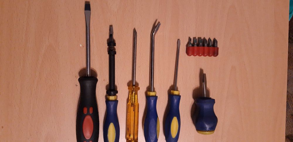 Șurubelnițe diferite + 6 Biți