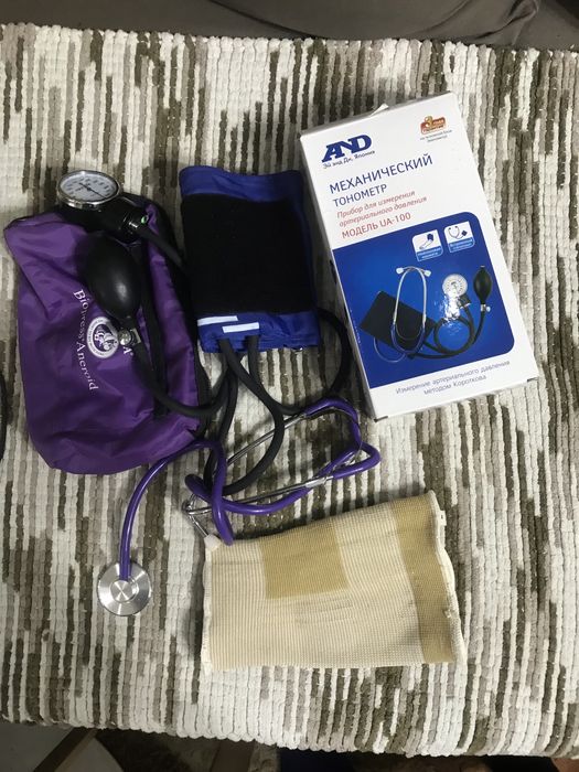 Тонометры, очки минусовые, наколенник.