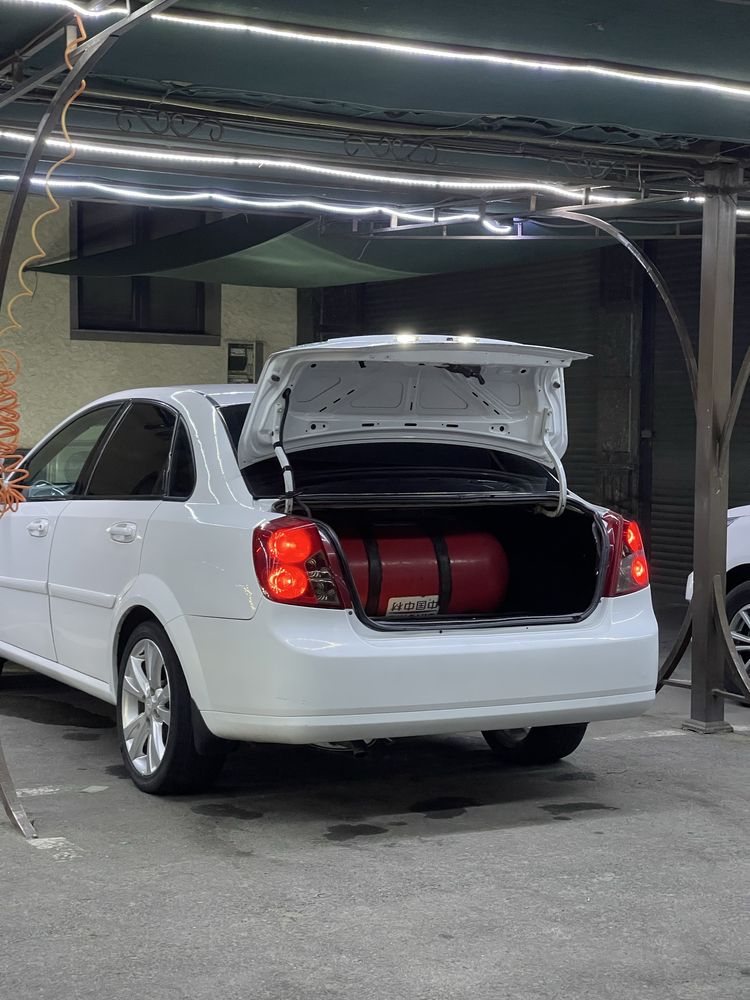Lacetti 1.8 sotiladi