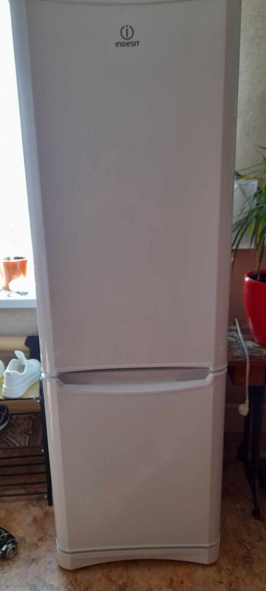 Продам холодильник INDESIT б/у