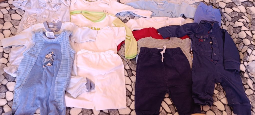Продавам бебешки дрешки за момче 0-3м,3-6м,6-9м.