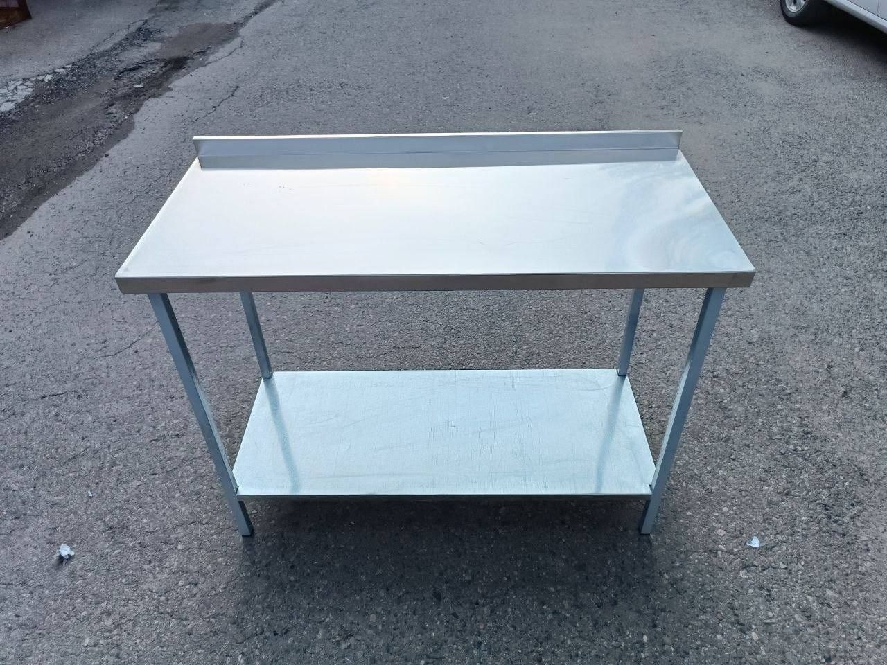 Стол с металлическим каркасом