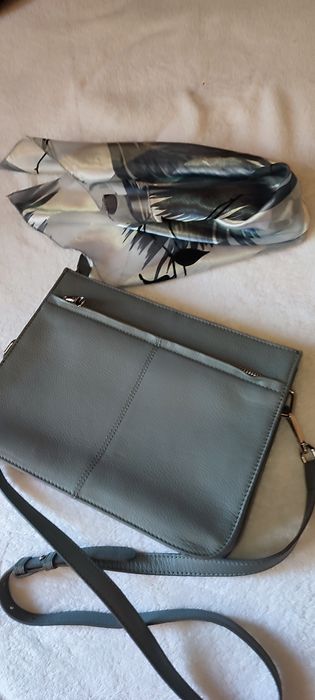 Gentuta de umăr gri, din piele, cu clapă cu imprimeu de piele de șarpe