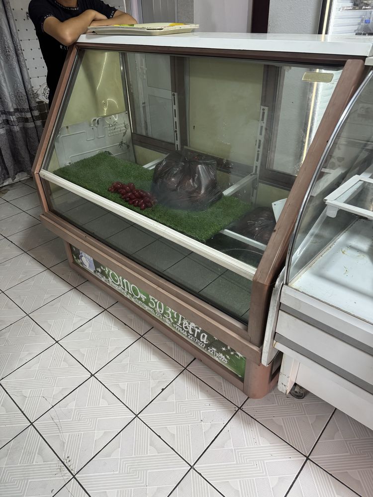 Vitrina xolodilnik