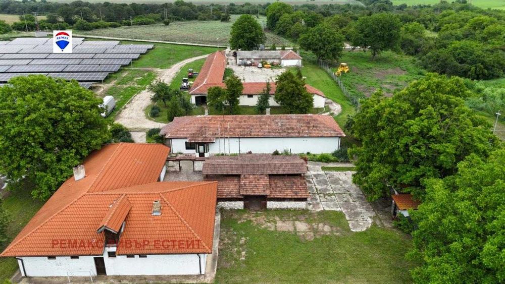 Фотоволтаична централа + ресторант с басейн и лятна градина