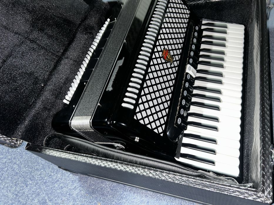 Vând Acordeon Parrot 120 de basi