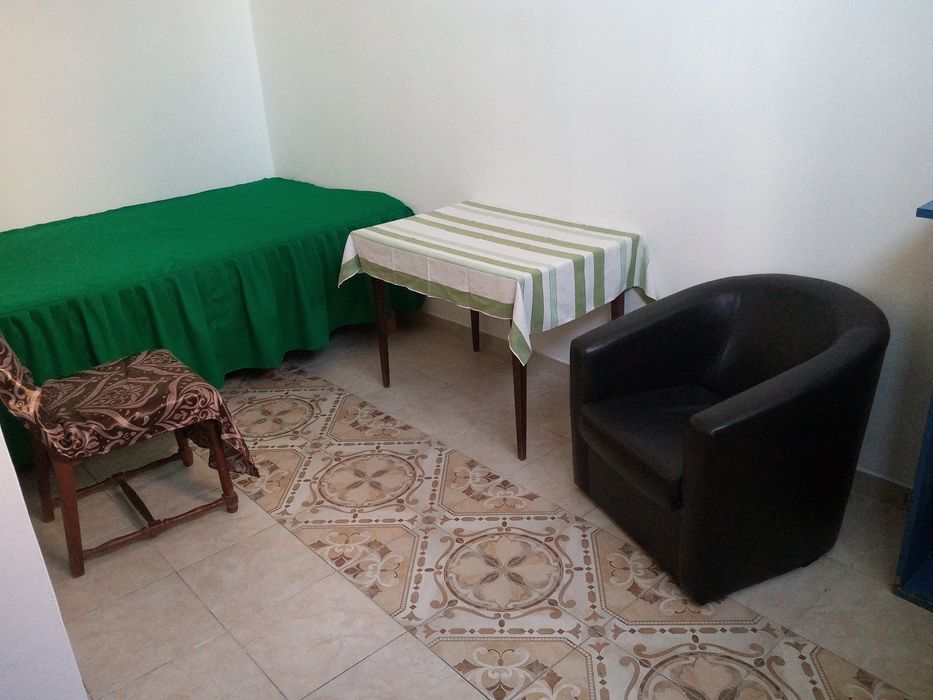 Inchiriez 3 camere decomandate cu bucatarie și baie la parter vila