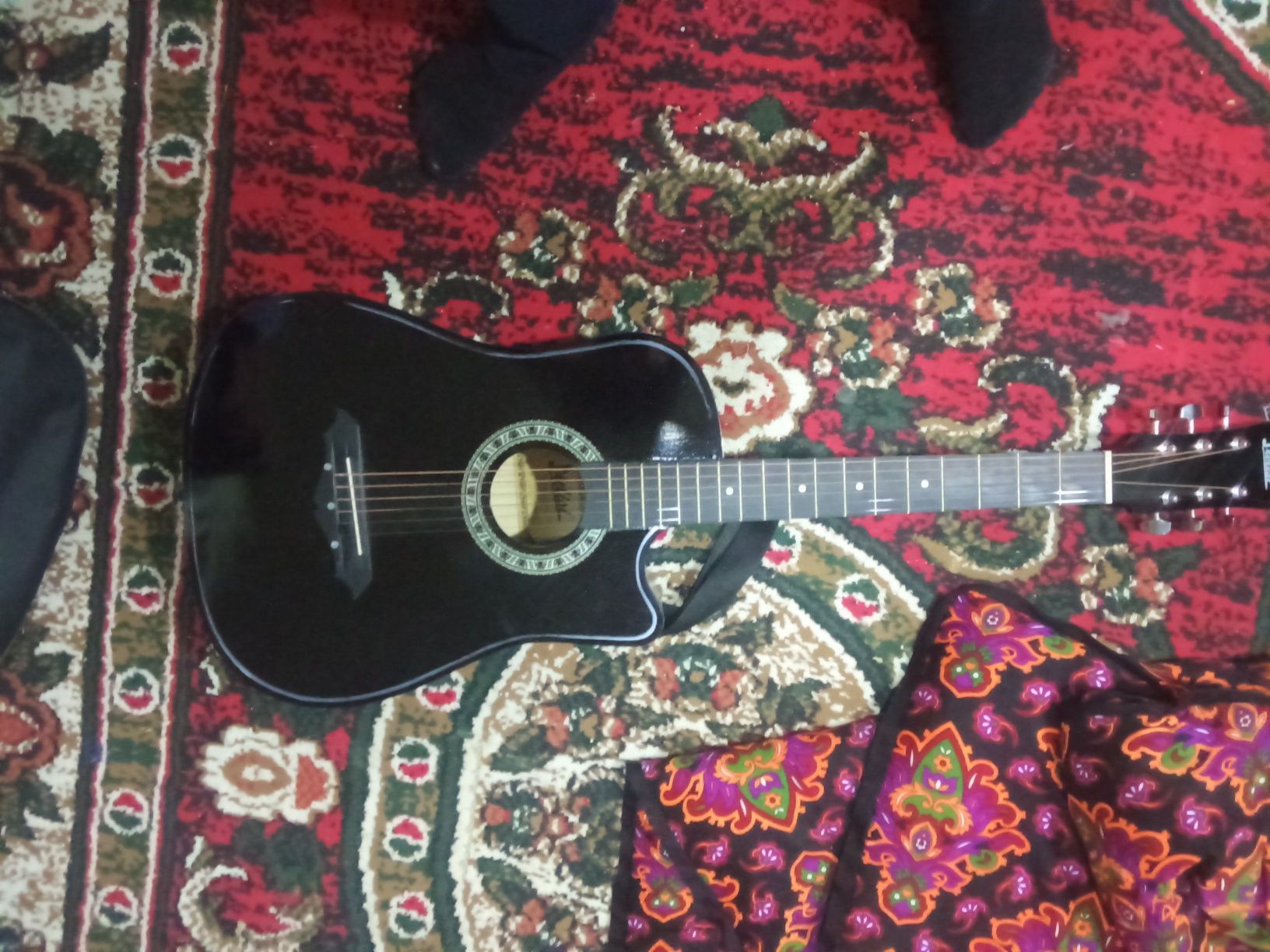 Gitara qora rangda