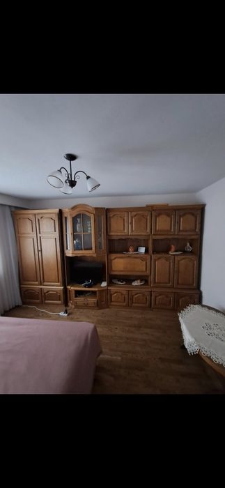 Vand două seturi mobilier de sufragerie și/sau dormitor