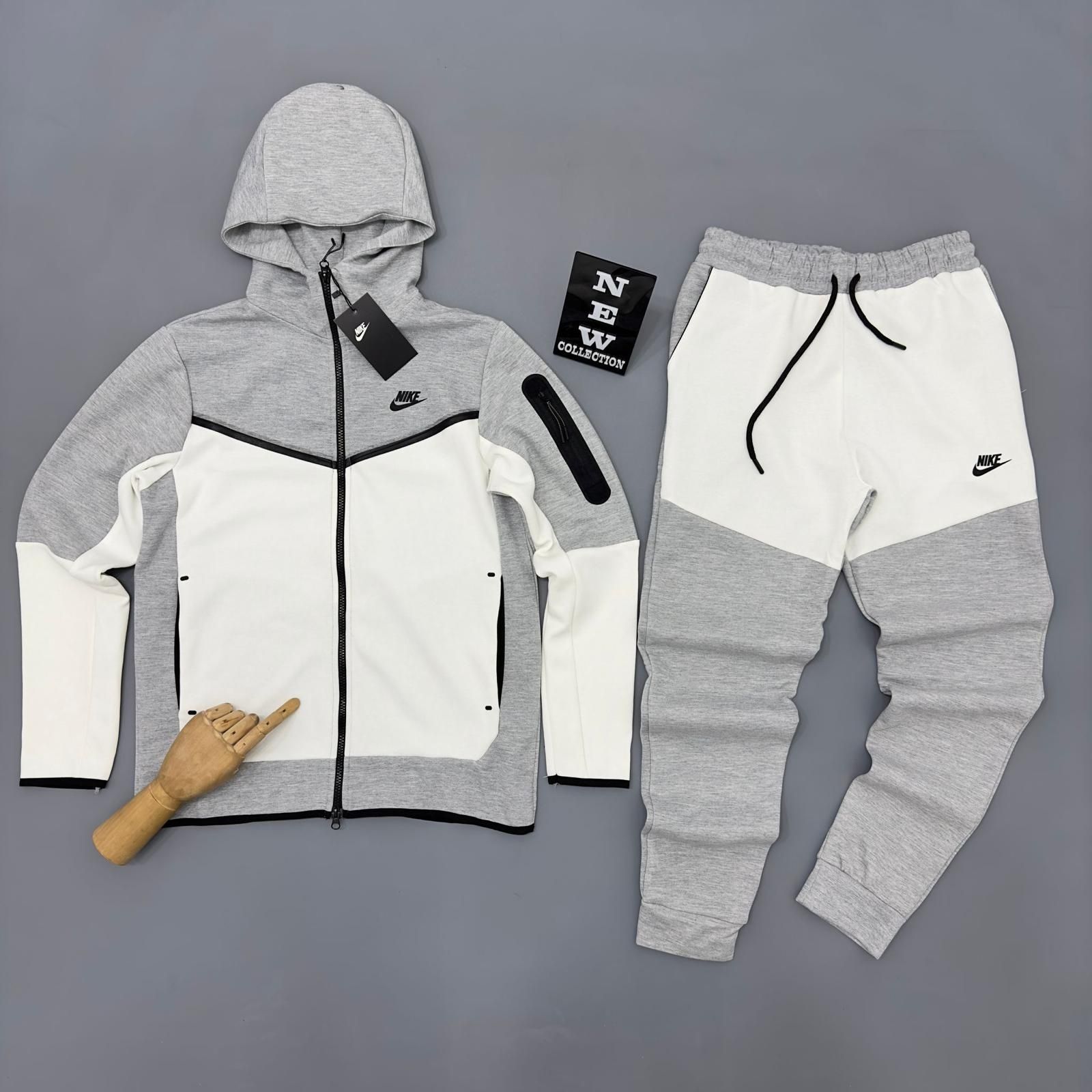 Trening nike tech fleece 
Calitate de nota 10/10
Are toate detalile or