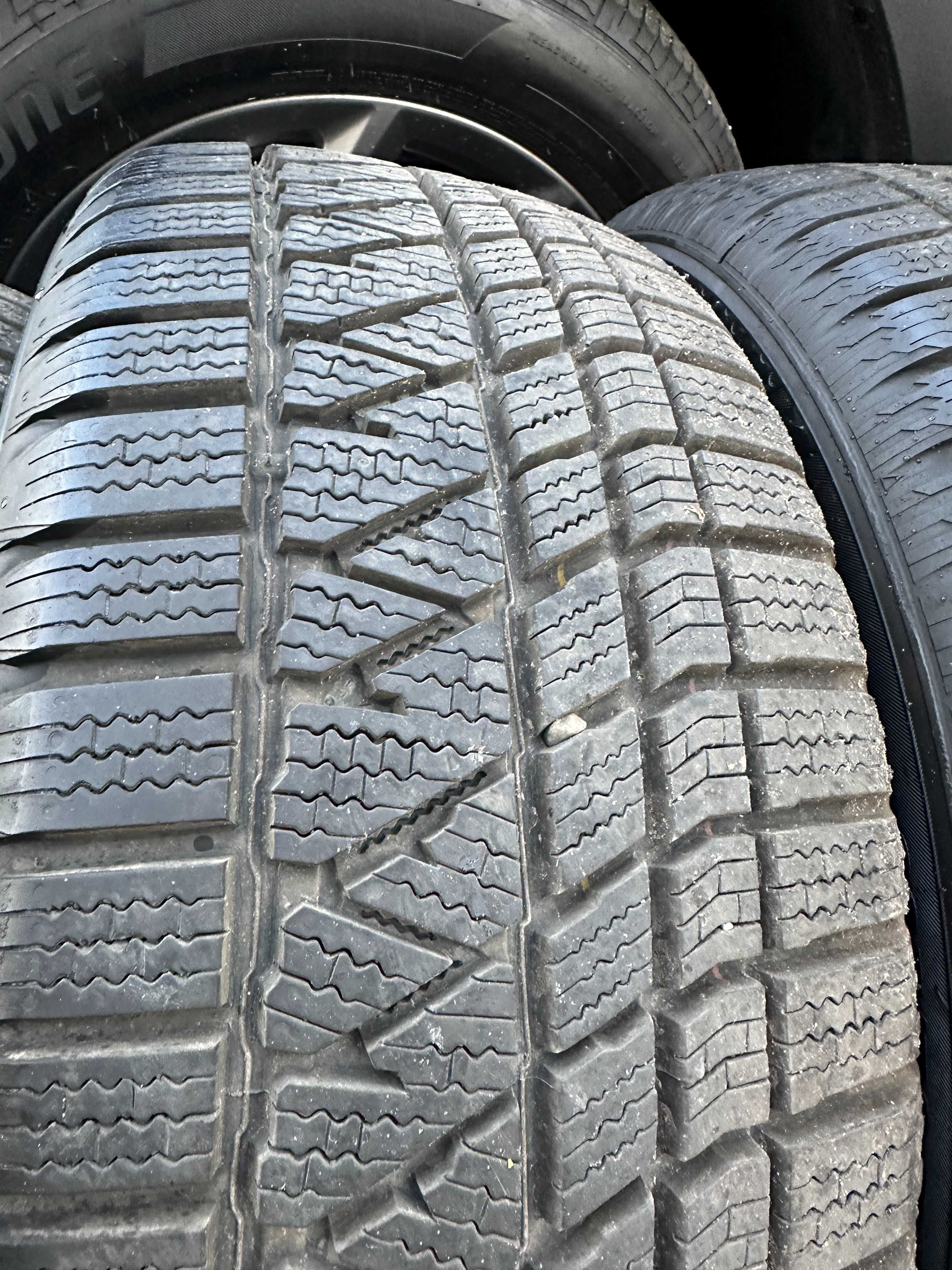 Kumho 225/50/R18 зимни гуми 4бр - перфектно състояние.