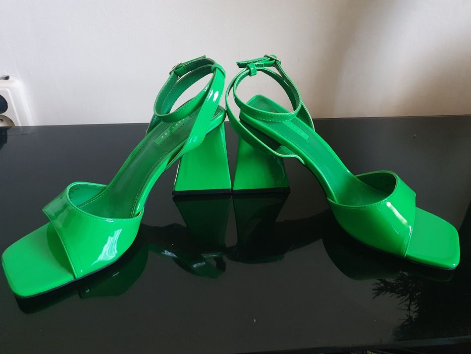 Sandale verzi lacuite ,nr40
Stare foarte buna , o si