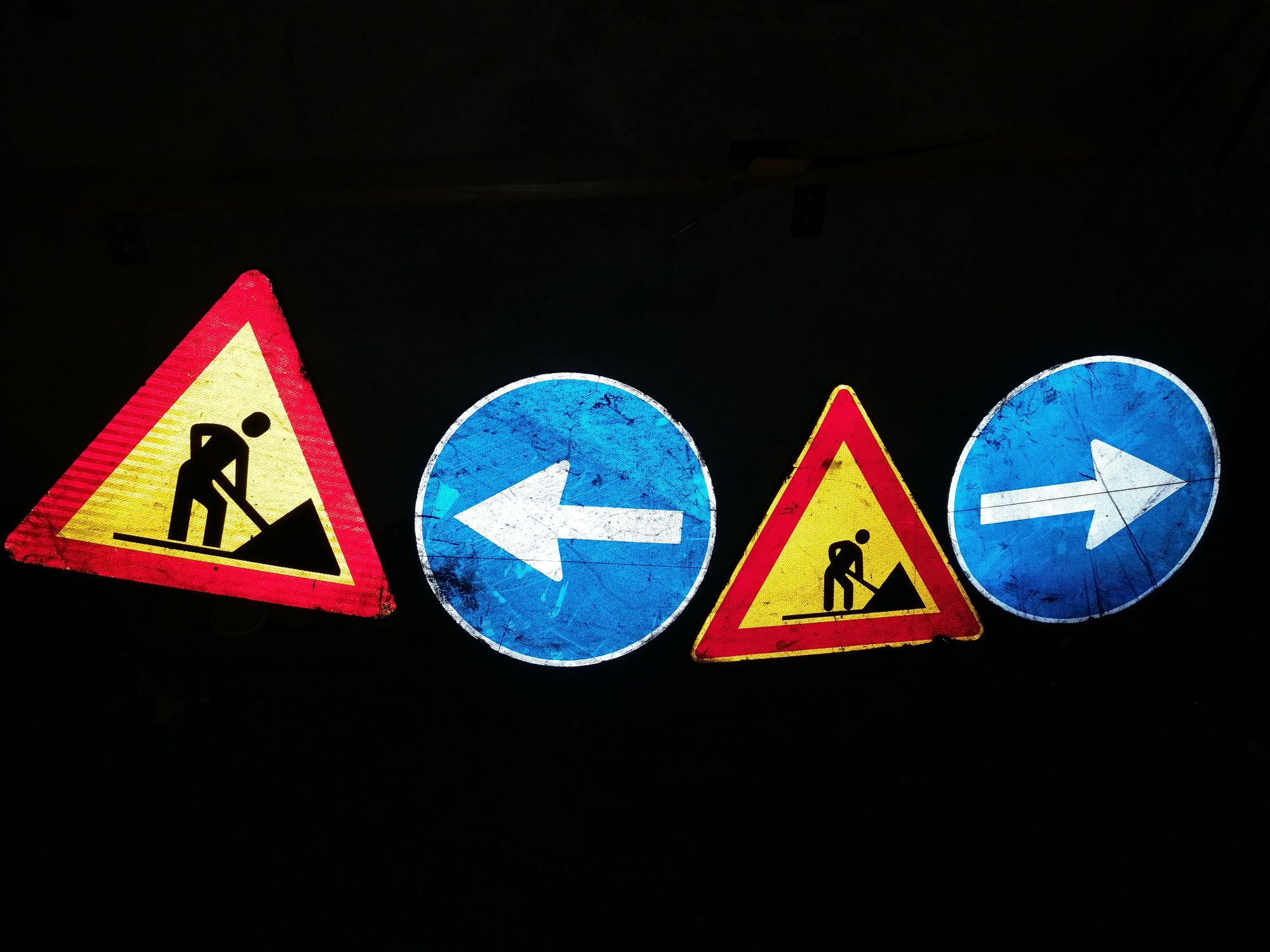 Indicatoare rutiere și două lămpi semnalizare