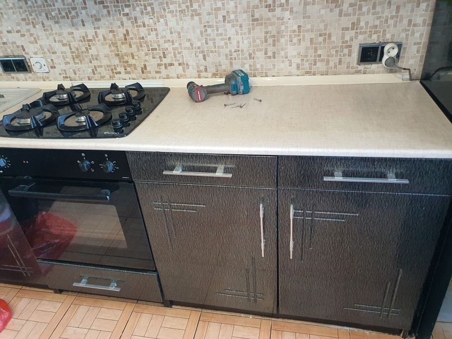 Продаю кухонный гарнитур б/у  самовывоз , без плиты и раковины