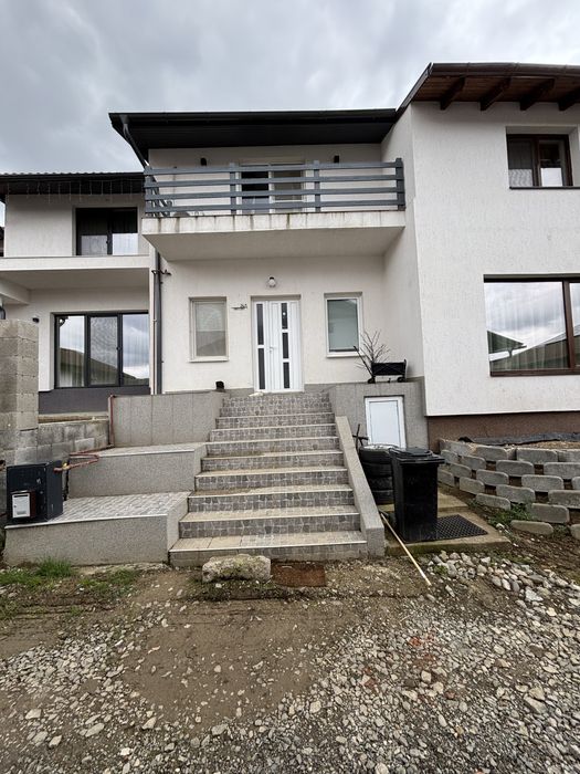 Casa de mijloc dintr-un triplex