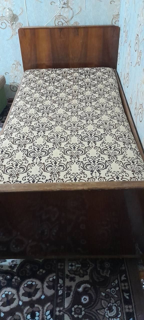 1 kishilik divan sotiladi