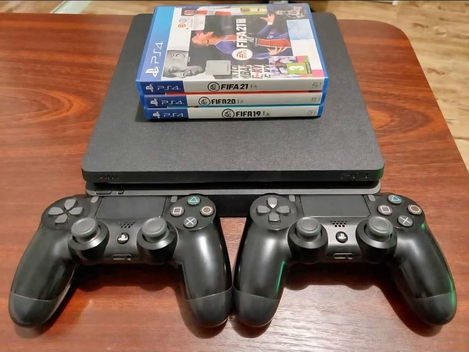 Vând PlayStation4, model Slim, x2 controllere plus 3 jocuri