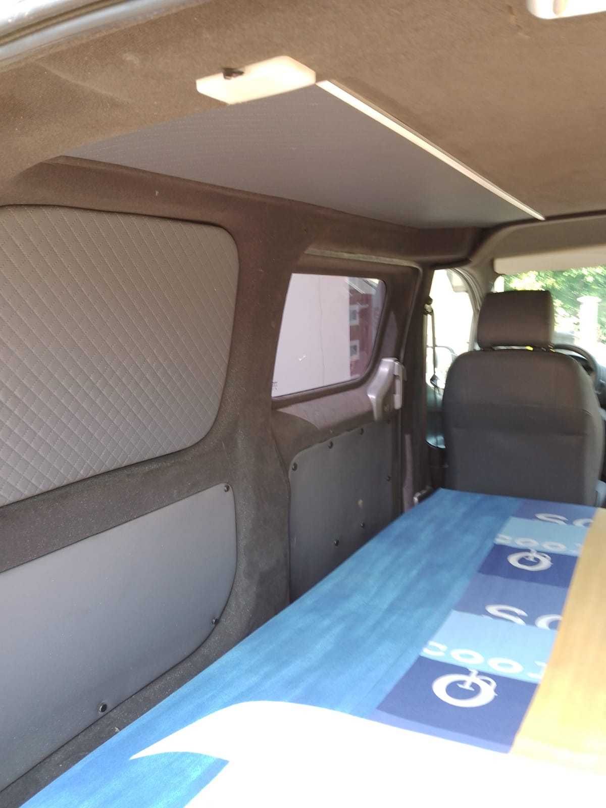 Autoutilitara NISSAN NV -200