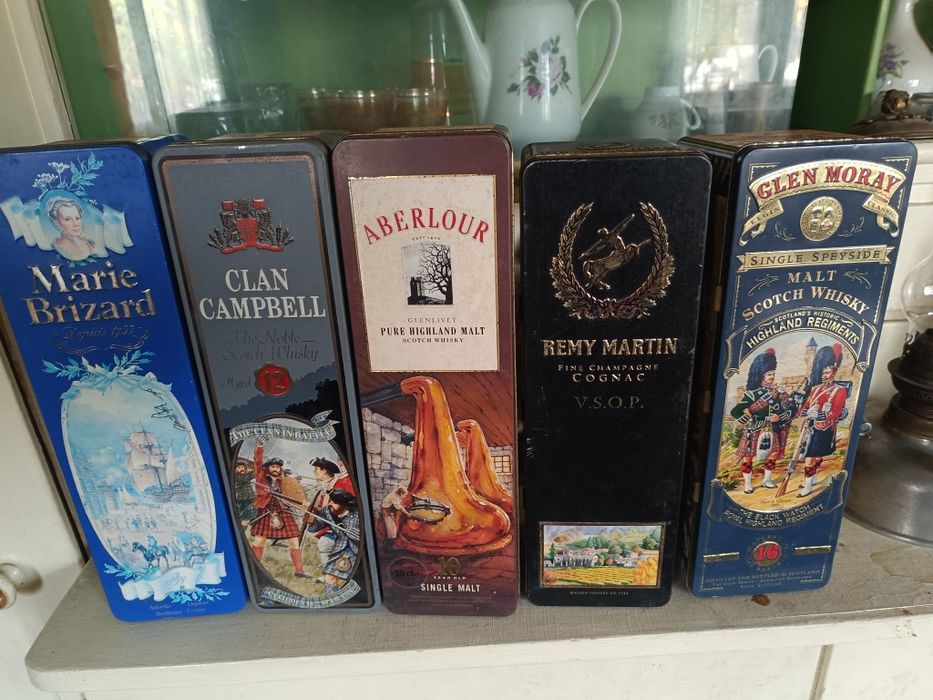 Празни кутии от алкохол