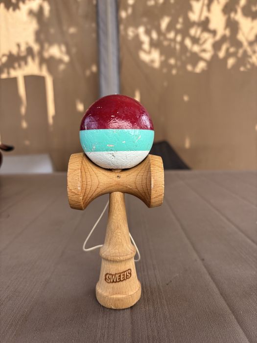 Kendama sweets foarte buna in stare perfecta mam jucat cu ea de 5 ori