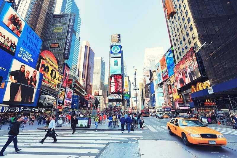 Nyu Yorkdagi Times Squaredagi katta LED ekranlarga reklama berish