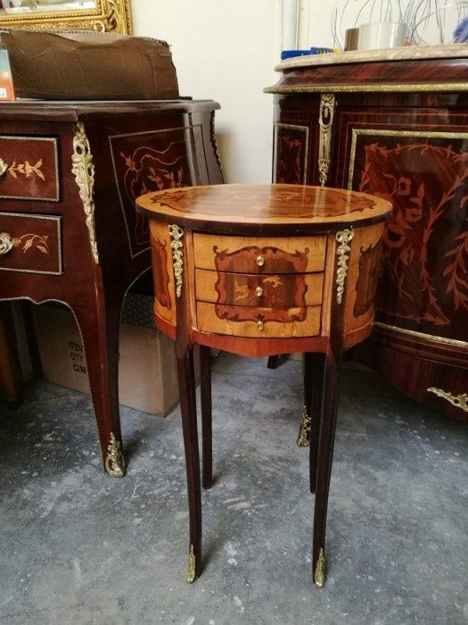 Eleganta comodina în stil francez cu intarsii și elemente din bronz, s