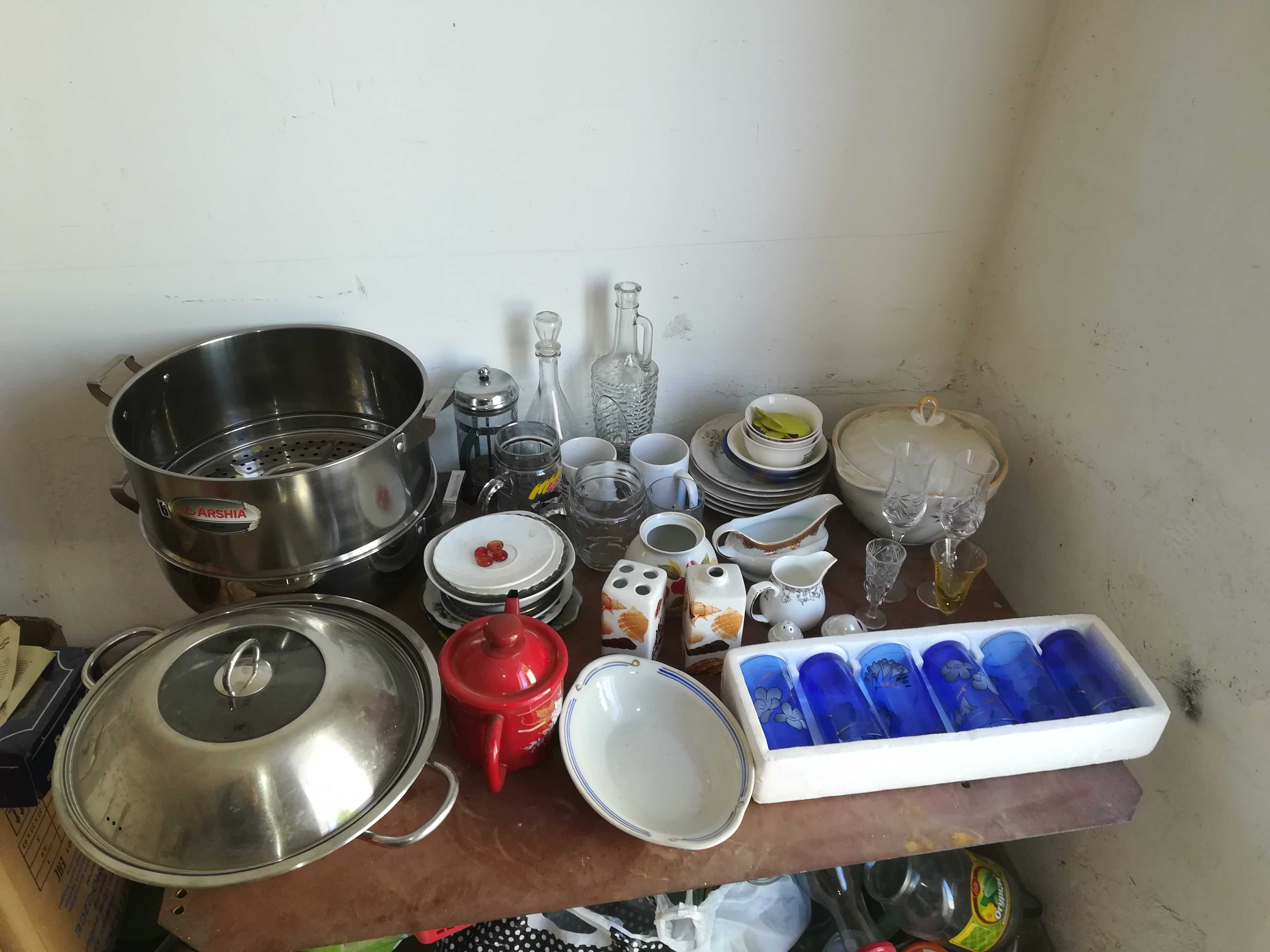 Супница,чайник,молочница,кисайки,графины, сковорода