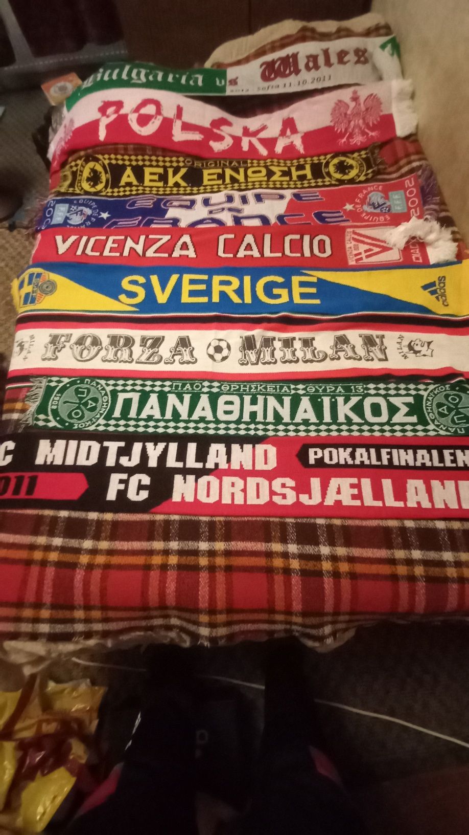 Продавам много футболни шалове