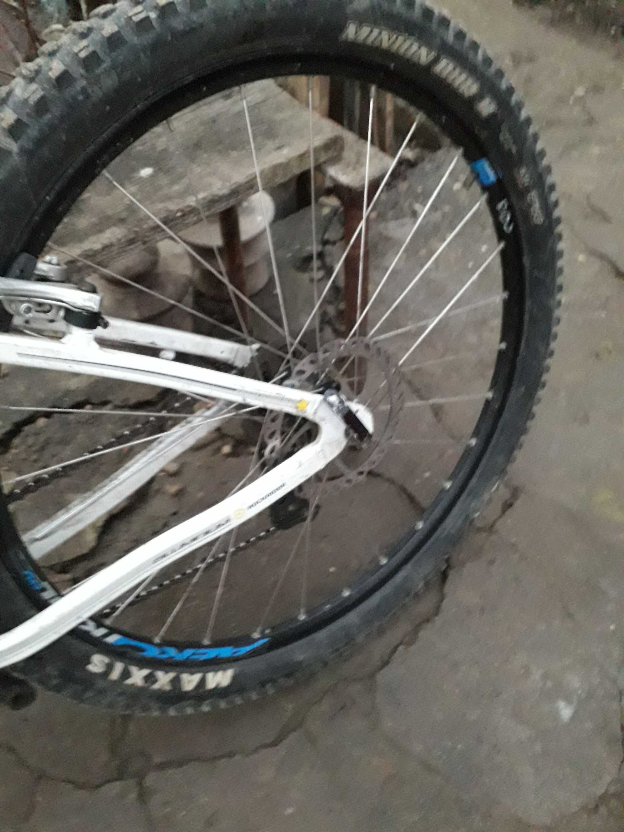 Bicicleta cu frana pe disc