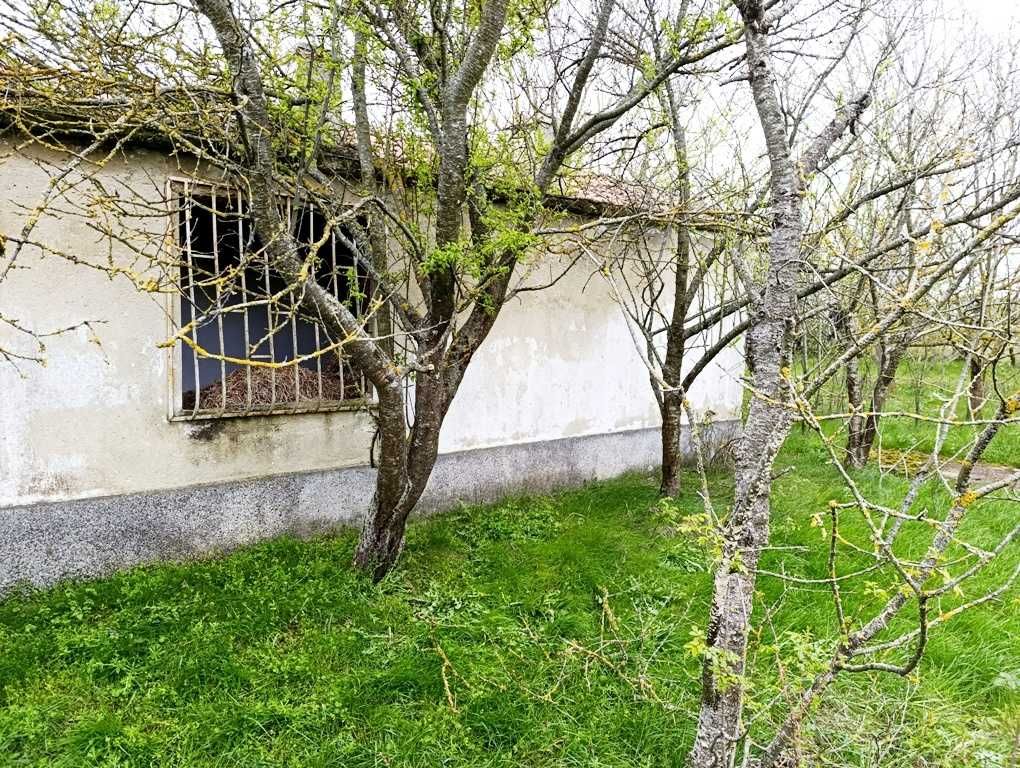 Къща с 2 самостоятелни парцела на 15 км от Балчик