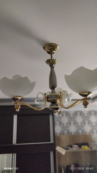 Люстра потолочная в отличном состоянии