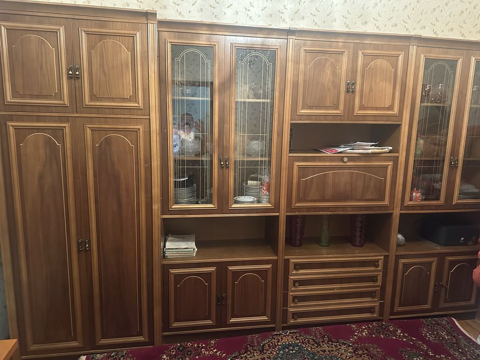 Продаю стенку производства Югославия «Жито». Состоит из 5-ти секций.