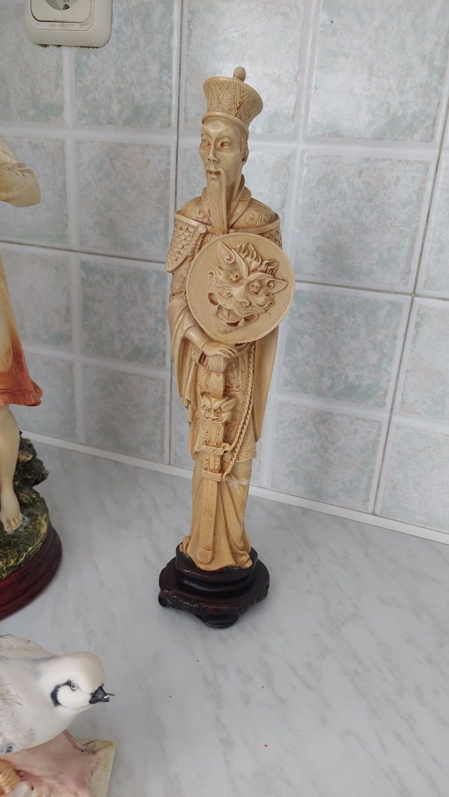 Фигури от алабастър.