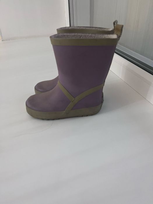 Резиновые сапоги от лужи дождя