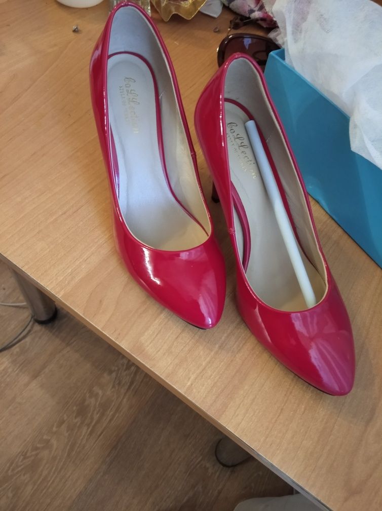 Продам туфли новые красного цвета