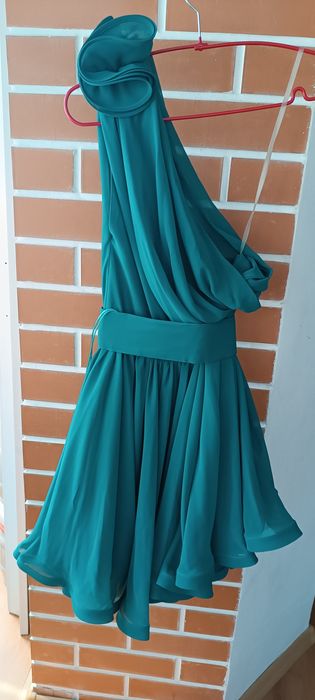 Rochie eleganta pe un umar, super cloș.