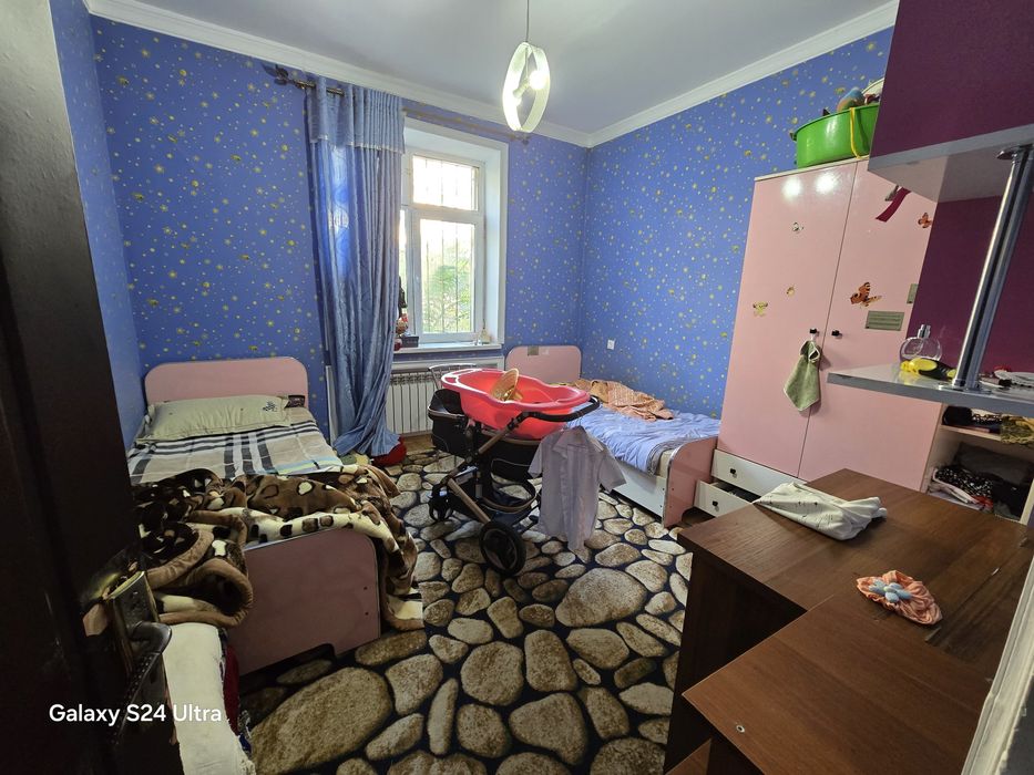 3 xonalik uy barca jixozlari bilan sotiladi