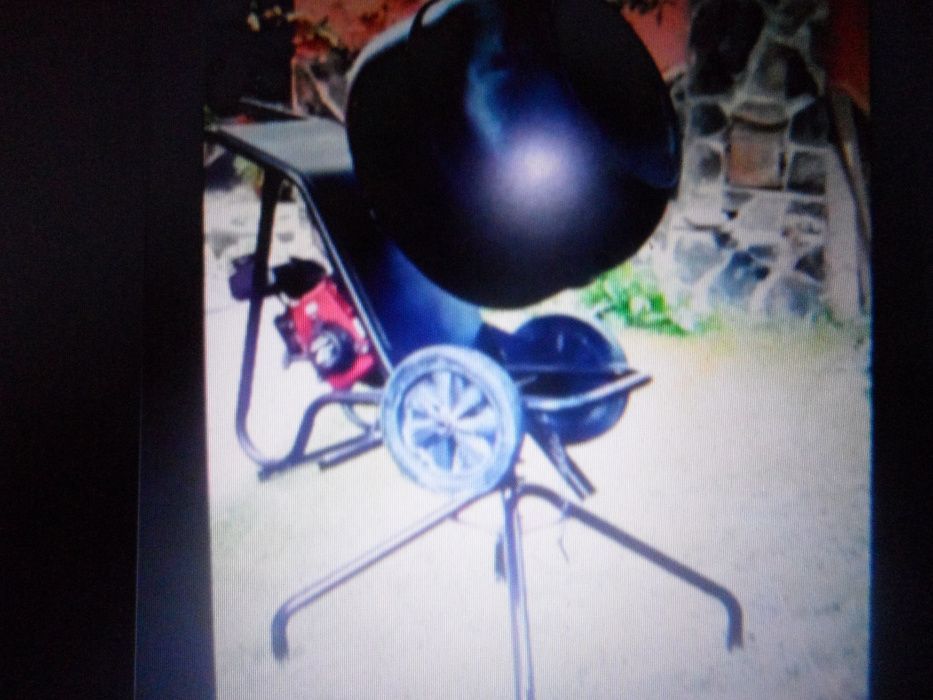 Betoniera pe benzina si liza marfa