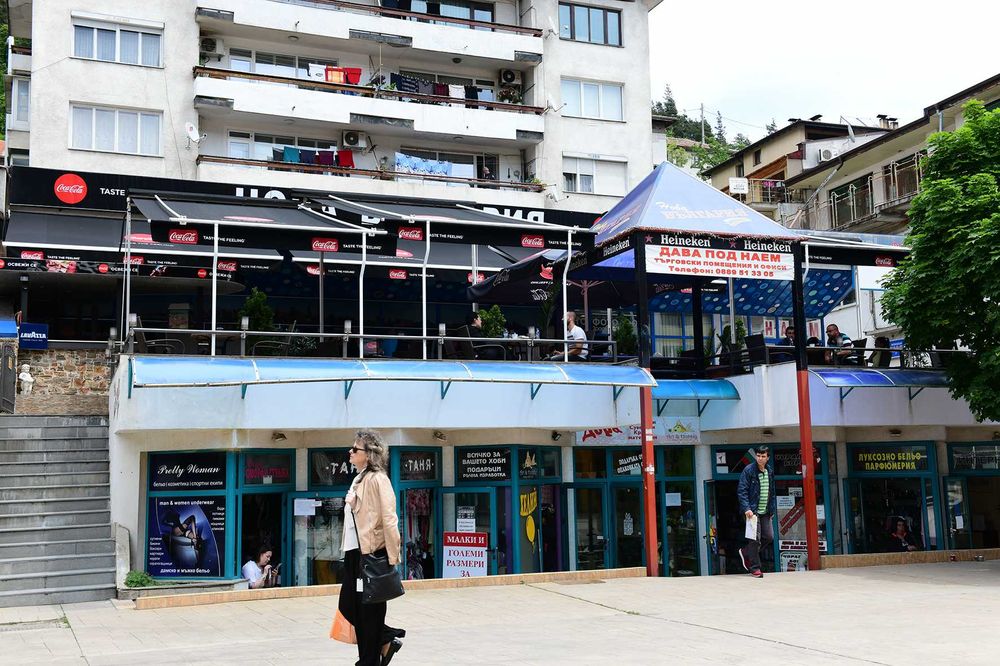 Дава се под наем Магазин в Смолян, Стар център - 140 кв.м за 306 € - Снимка #2
