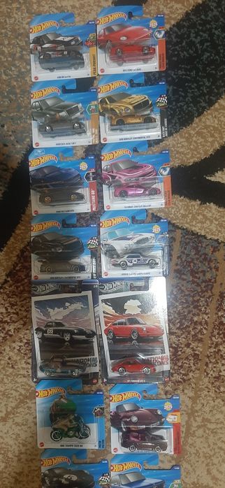 Vând 14 machete Hotwheels impecabile la 115 ron.