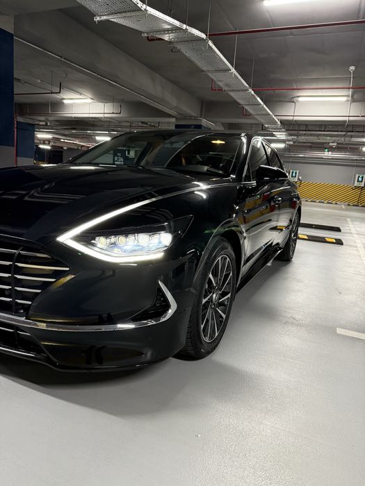 Hyundai sonata.